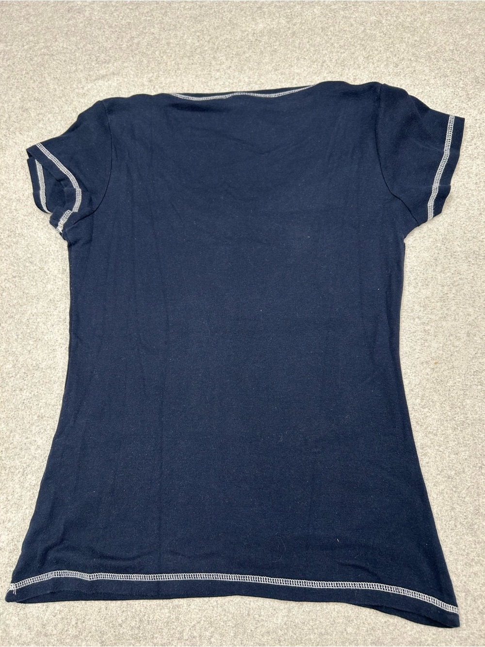 Vintage NBA Cleveland Cavaliers Women’s L Navy V-Neck Tee with Red & Gold Logo - Picture 4 of 4